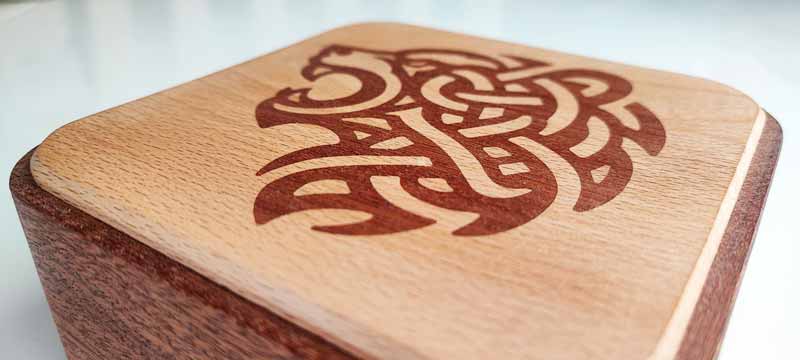 Marqueterie bois sur bois capot ordinateur Sixwood détail assemblage