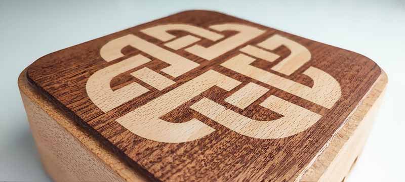 Détail incrustation bois sur bois motif Celtic sur le capot d'un ordinateur SixWood