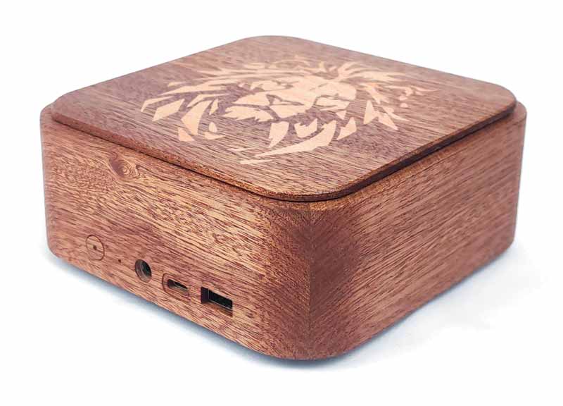 Détail incrustation sur bois capot ordinateur Sixwood personnalisable
